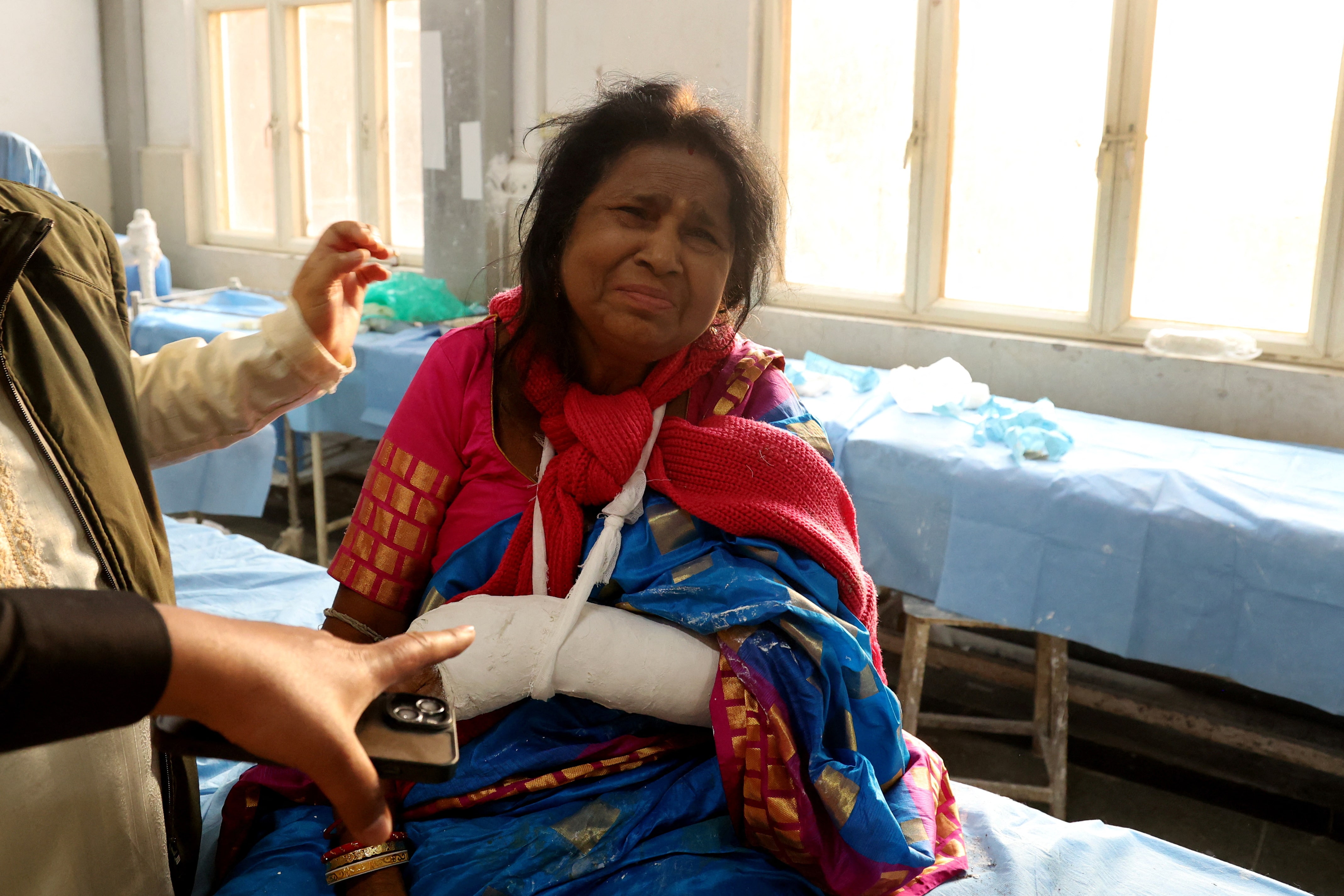 インド・カシミール地方で武装勢力が観光客に発砲、20人超死亡か