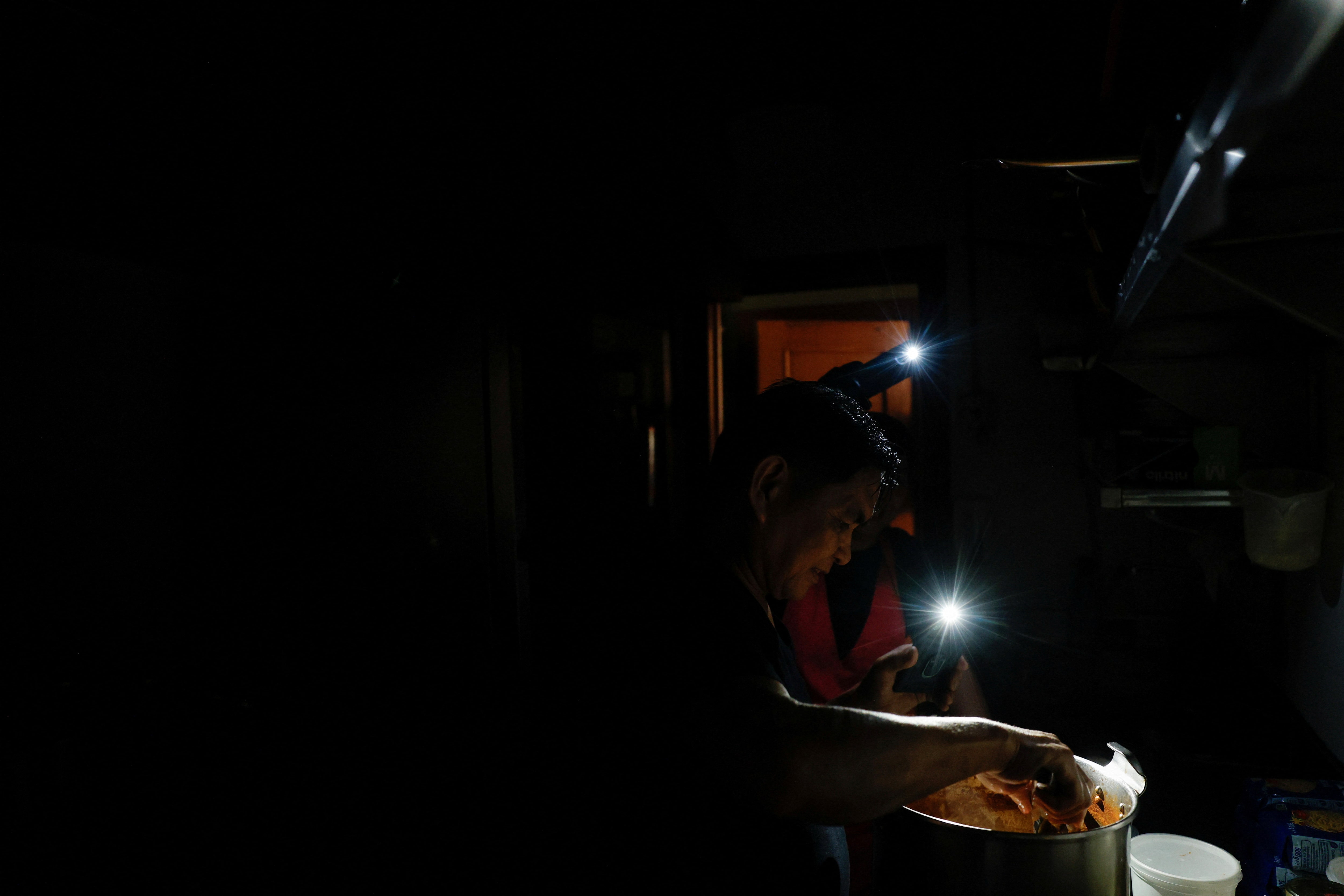 スペイン全土で大規模停電、市民生活混乱 ポルトガル・仏でも