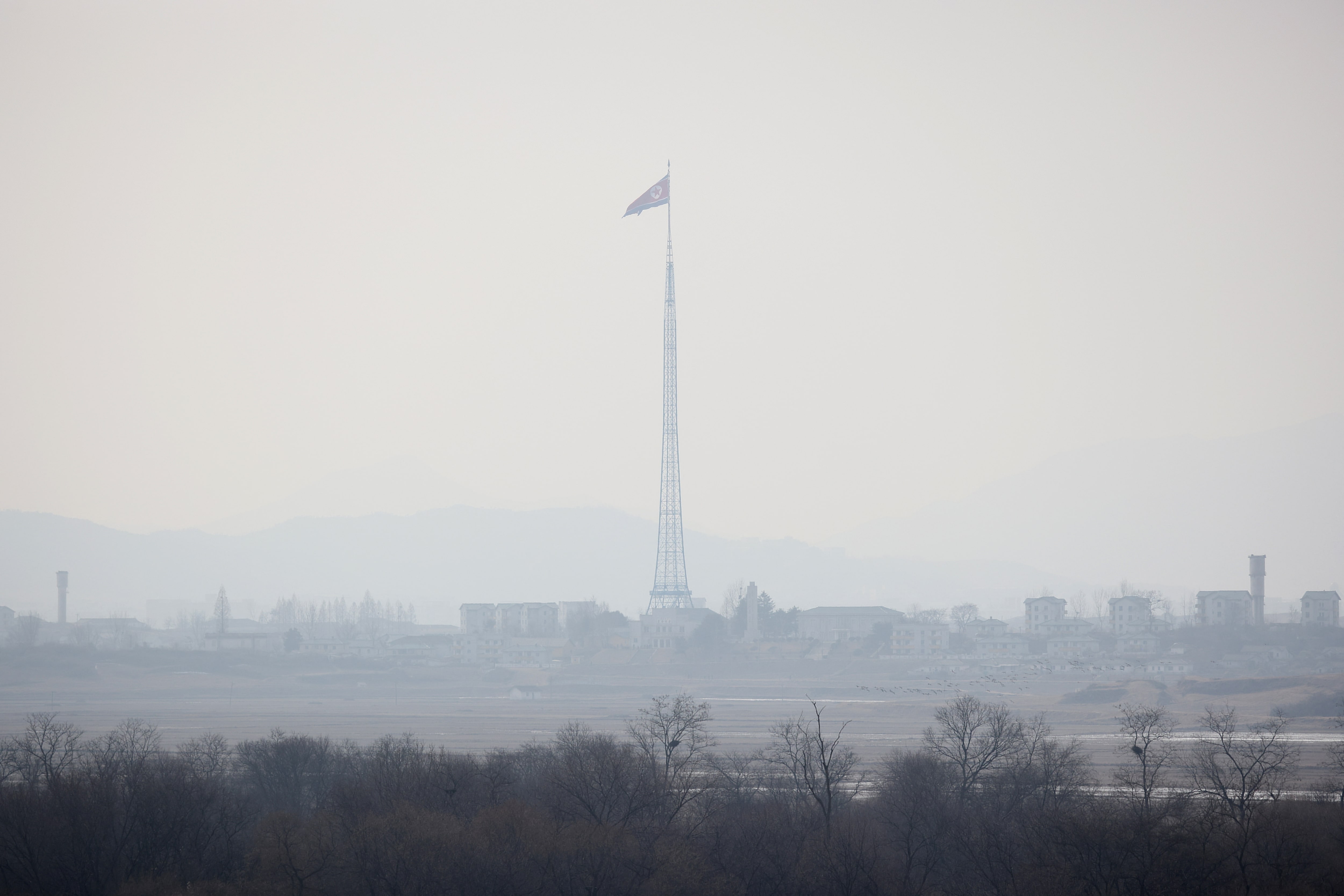 衛星が捉えた北朝鮮の新型軍艦、甲板にミサイル数十発分の垂直発射装置か
