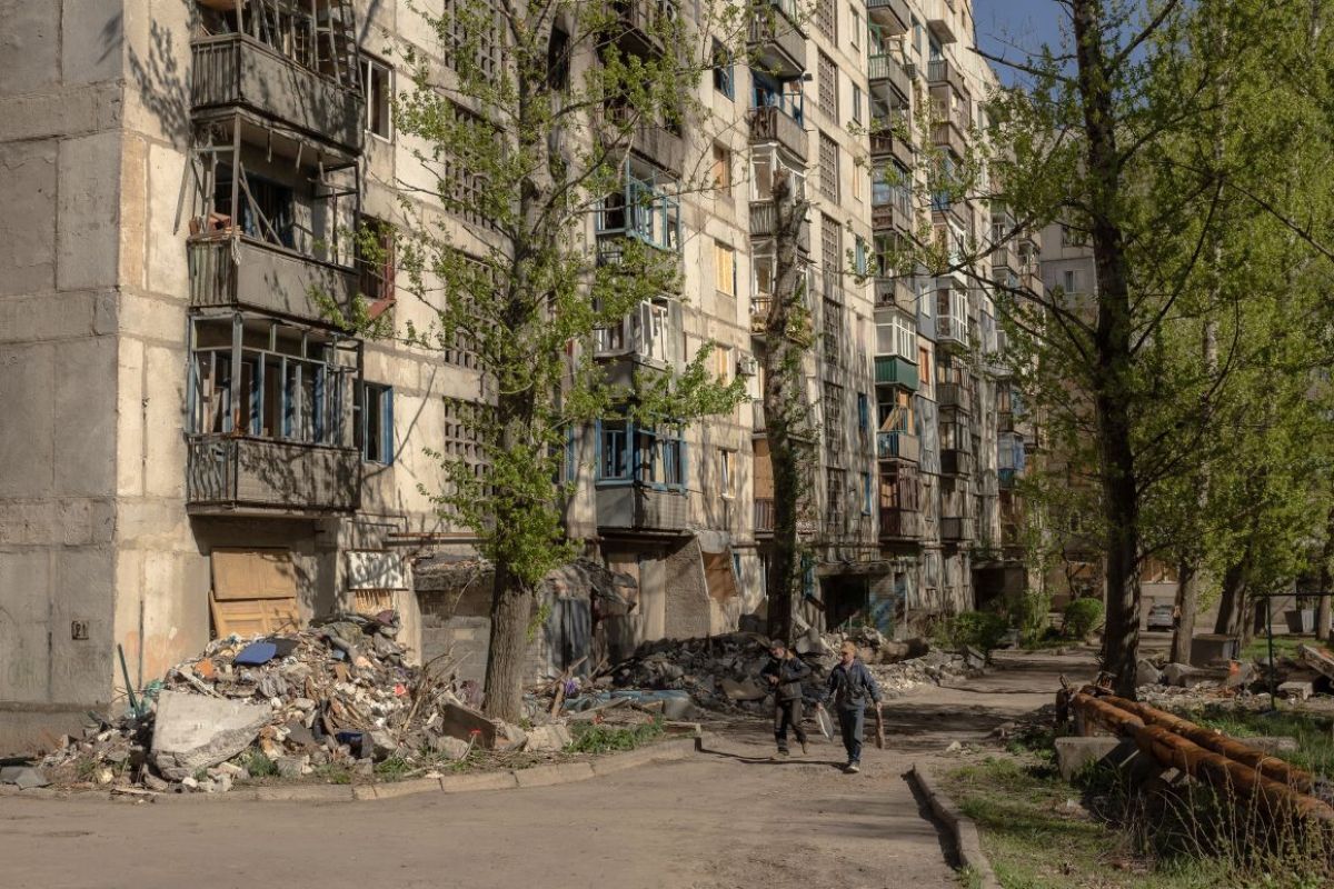 ロシア軍の空爆によって激しく損傷した建物＝２０日、ウクライナ東部ドネツク州/Roman Pilipey/AFP via Getty Images