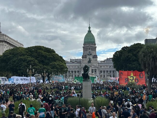 アルゼンチンの国会議事堂前で繰り広げられるハビエル・ミレイ大統領への反対デモ