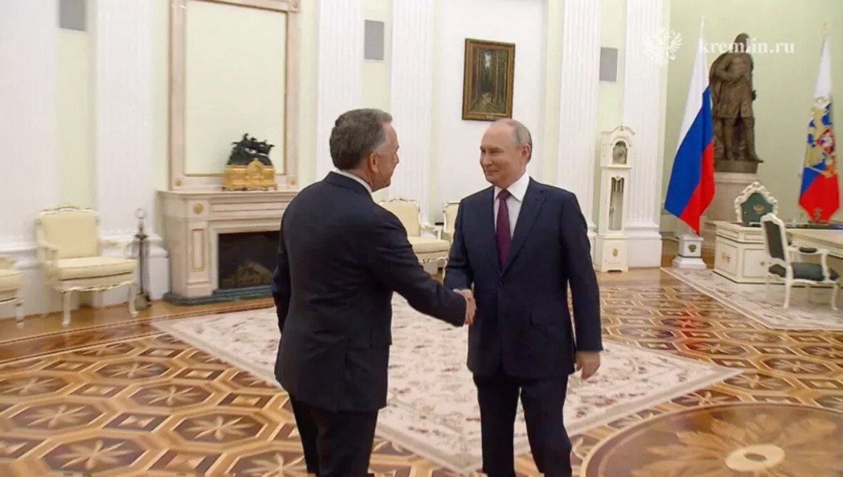 ウィトコフ氏と握手するプーチン氏＝２５日、モスクワ/Kremlin/Reuters