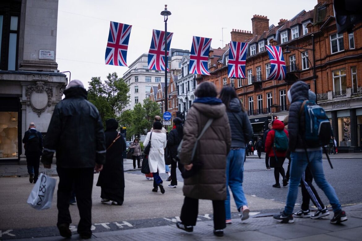 英国での永住権取得が困難に－スターマー政権、制度の厳格化に動く - Bloomberg