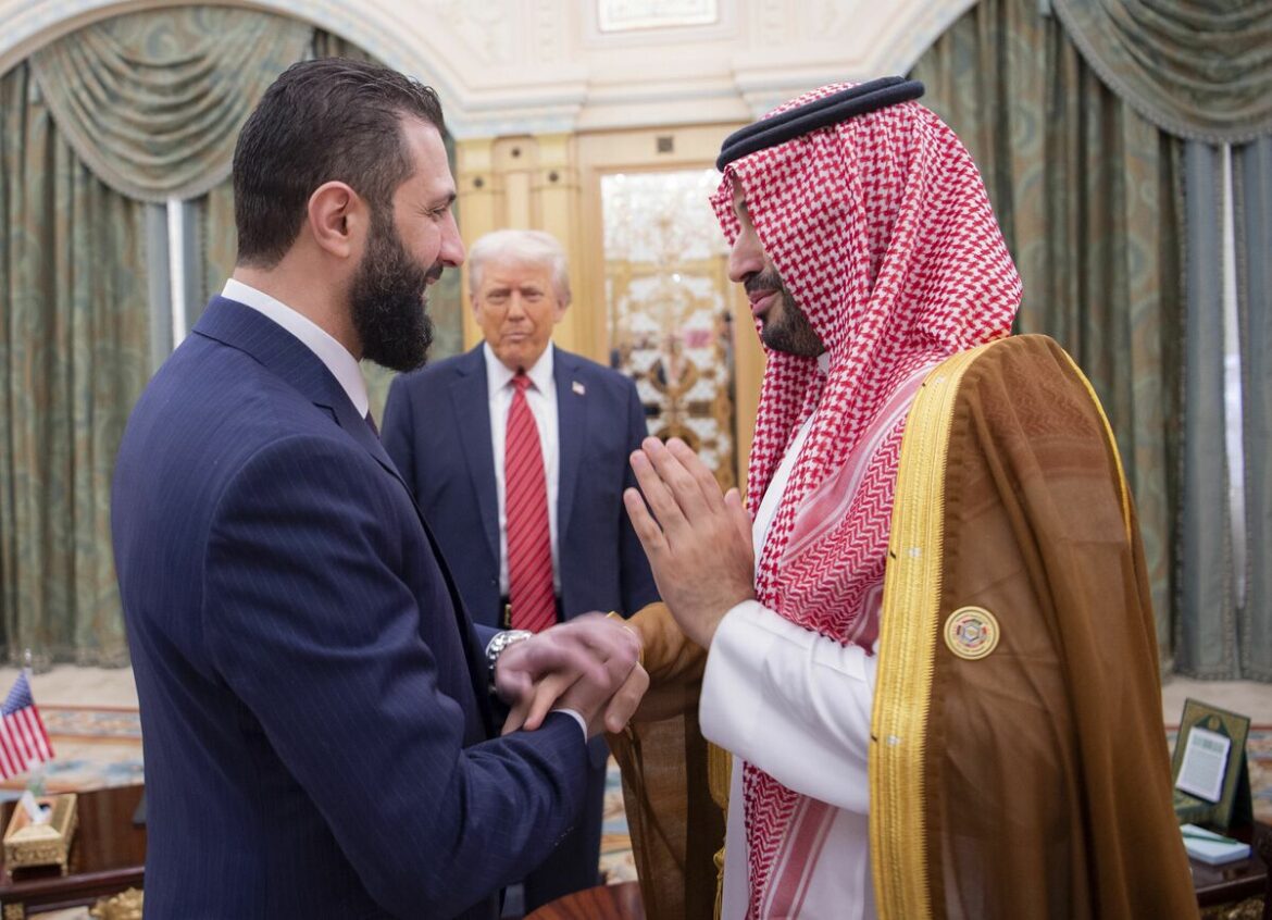米国担当部局も「寝耳に水」、トランプがシリアへの制裁解除を表明、背景にはイラン封じ込めの思惑とやはり「商魂」 【舛添直言】ガザの和平もまだなのに「ディール外交」を優先、果たしてこれで中東に平和は訪れるのか(1/5) | JBpress (ジェイビープレス)