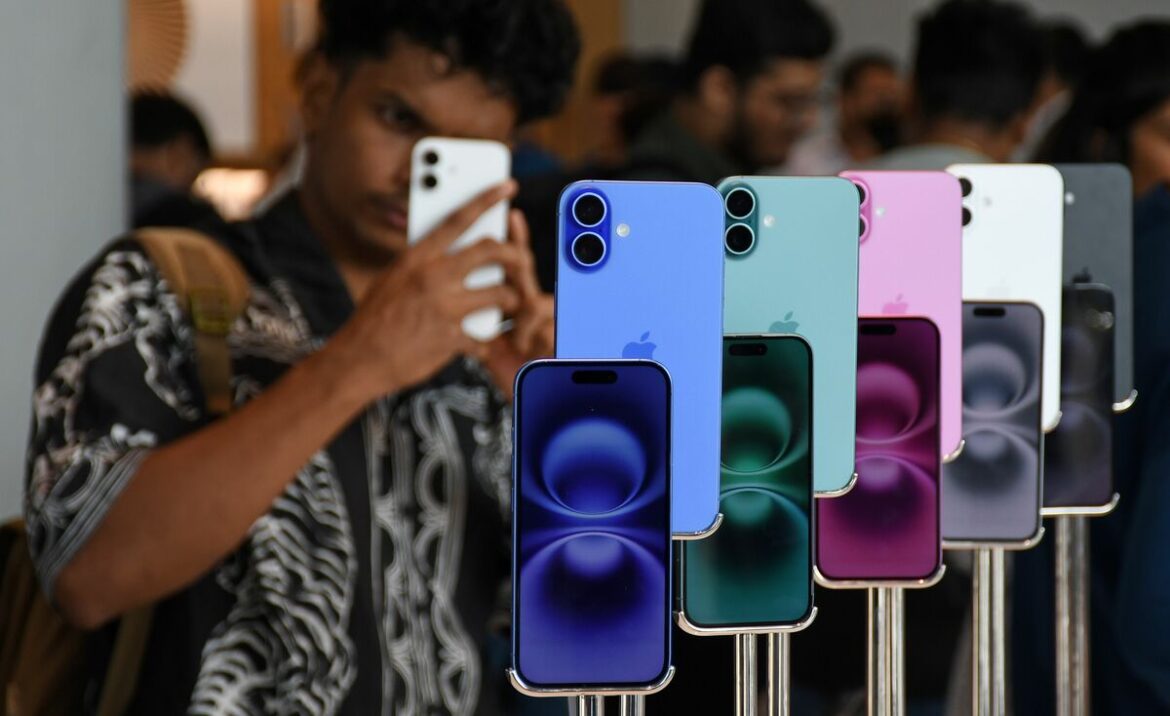 アップル、iPhoneインド生産加速 財閥タタの新工場稼働で米関税リスク回避へ 「チャイナ・プラス・ワン」継続推進、生産目標達成には課題も(1/2) | JBpress (ジェイビープレス) アップル、iPhoneインド生産加速 財閥タタの新工場稼働で米関税リスク回避へ 「チャイナ・プラス・ワン」継続推進、生産目標達成には課題も(1/2) | JBpress (ジェイビープレス)