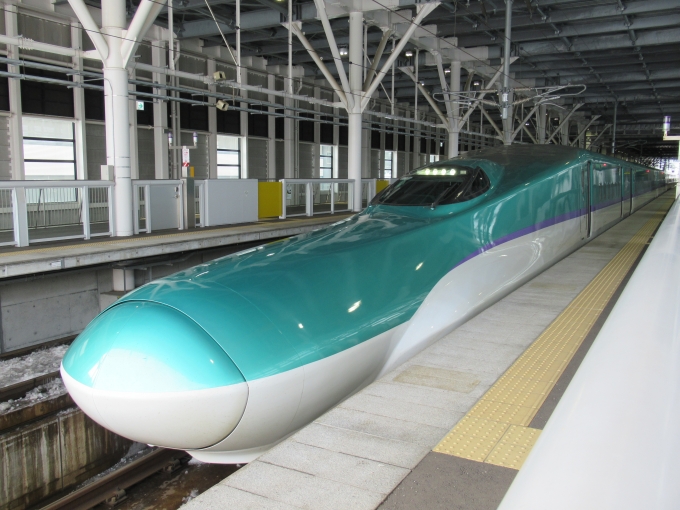 ニュース画像：H5系新幹線 2021年12月30日撮影 - 「唯一無二！都会にある長〜い北海道新幹線「札幌車両基地」、壁面デザインが決定」