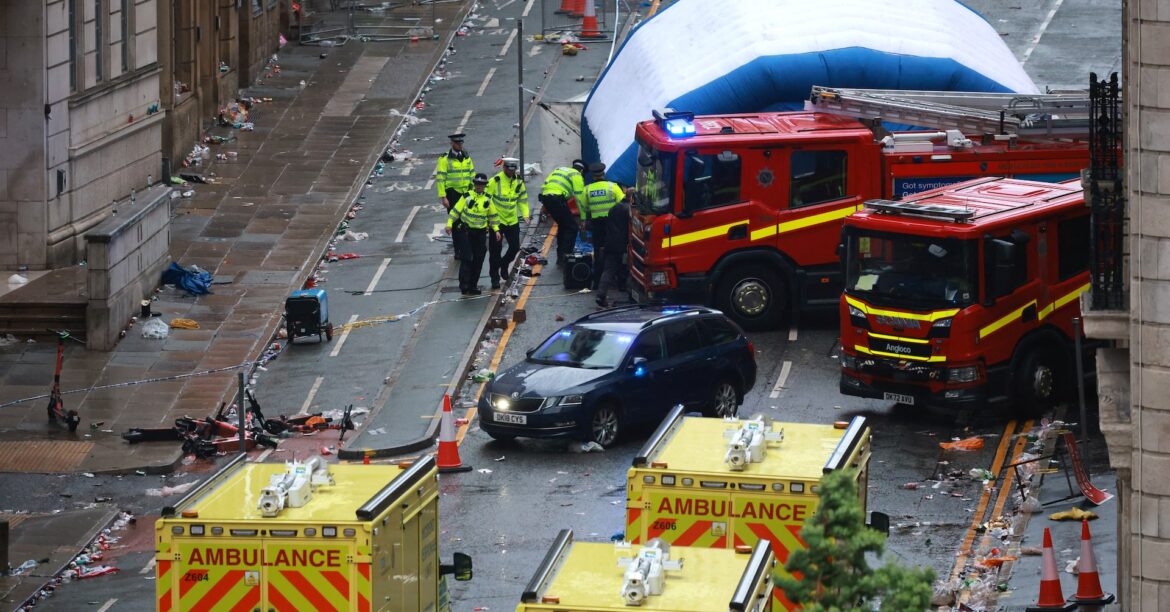 英リバプールで群衆に車突っ込む、27人搬送　警察はテロ否定 | ロイター