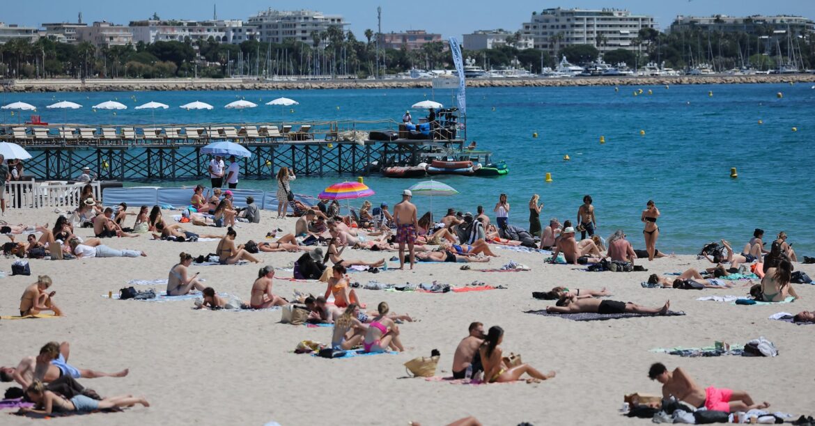 フランス、ビーチ・公園などを7月から禁煙に 子どもを保護 | ロイター フランス、ビーチ・公園などを7月から禁煙に 子どもを保護 | ロイター