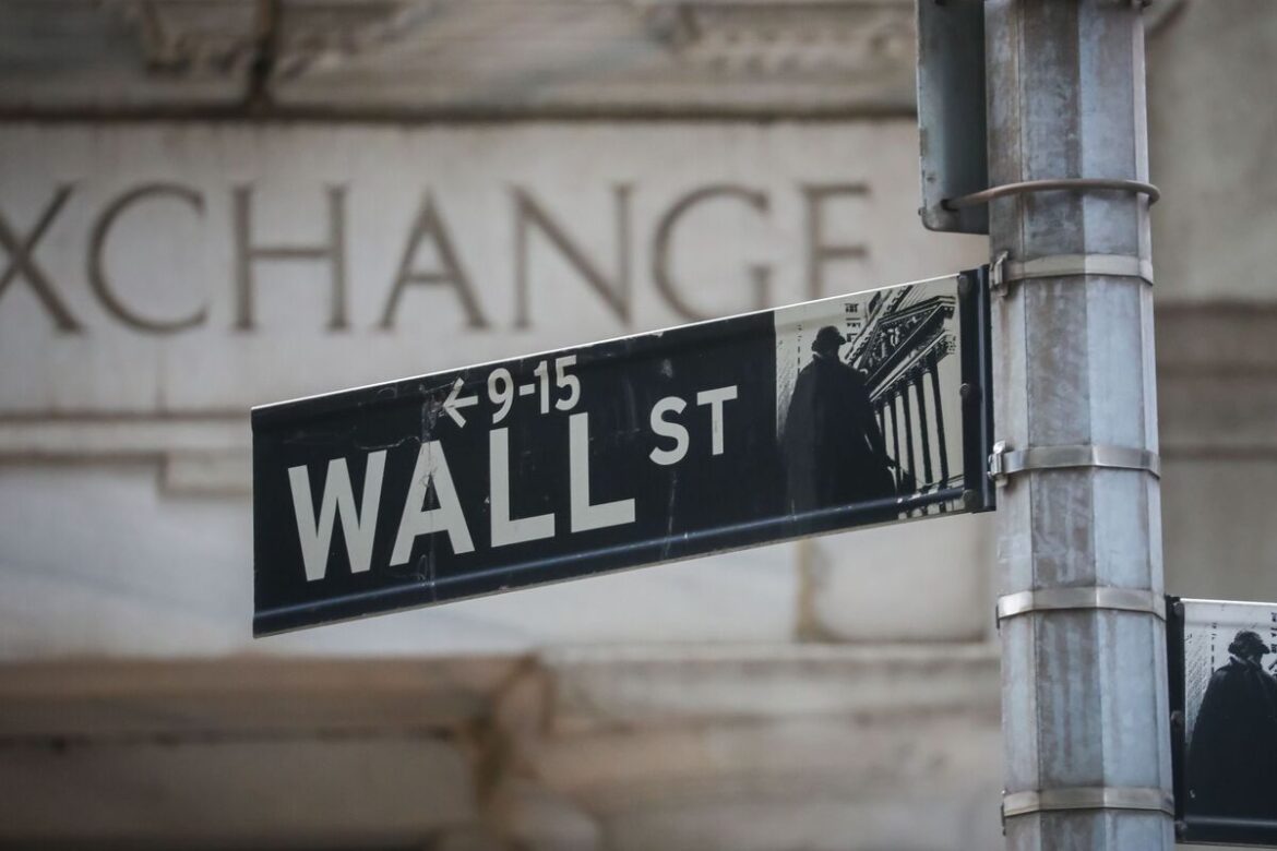 【米国市況】S&P500ほぼ横ばい、日中は値動き大きく-144円近辺 – Bloomberg 【米国市況】S&P500ほぼ横ばい、日中は値動き大きく-144円近辺 - Bloomberg