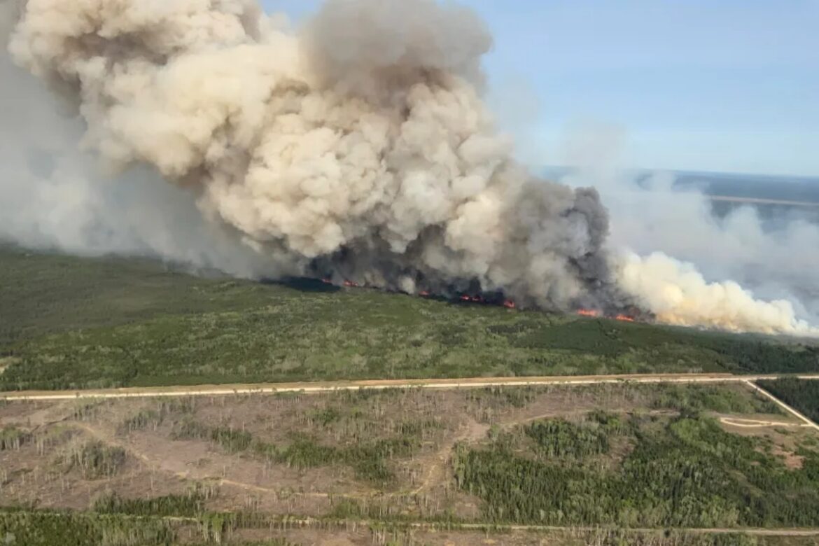 カナダで異常に早い山火事シーズン、数万人が避難　米国にも煙到達 - CNN.co.jp