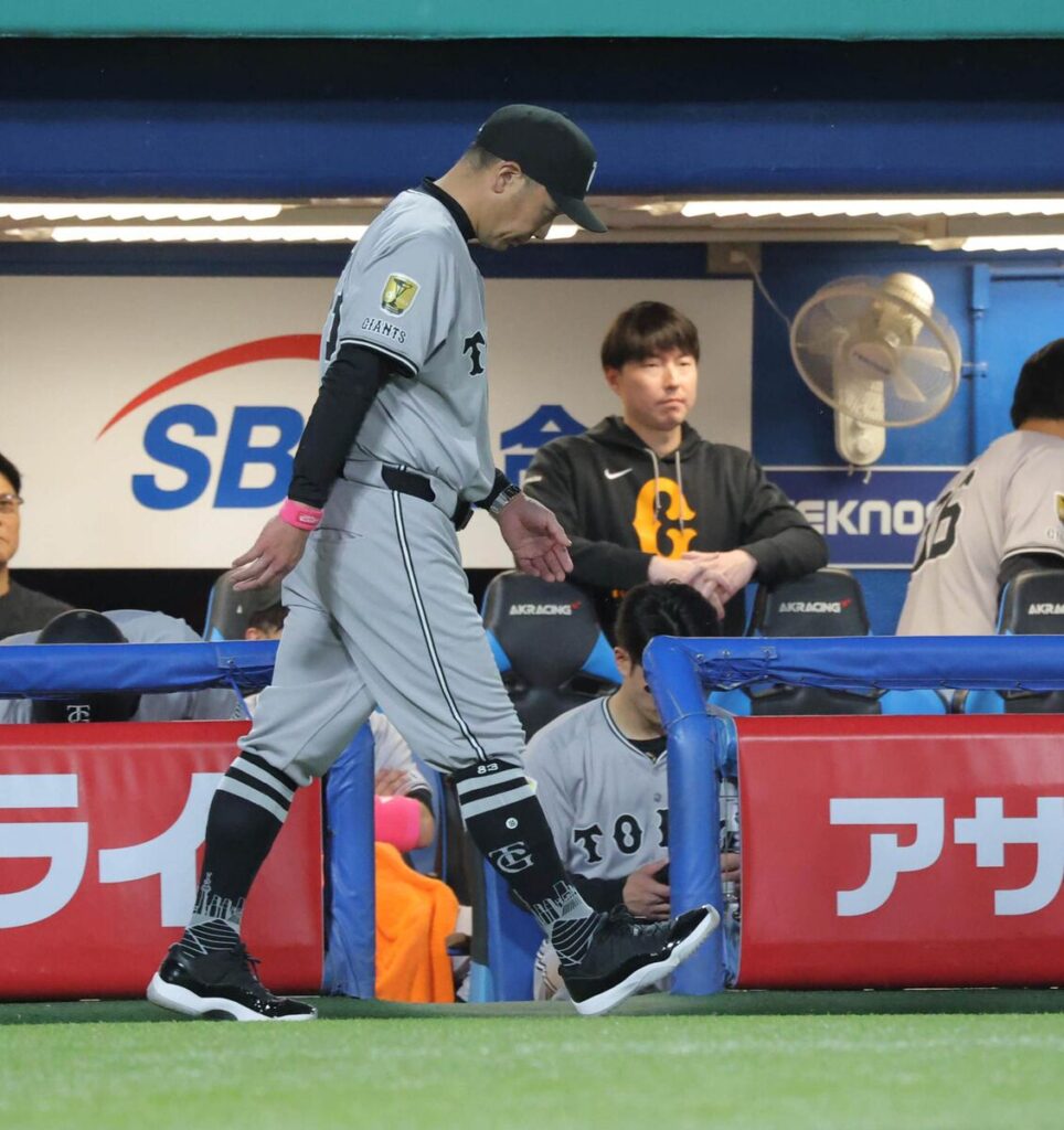 ヤクルトに敗れ引き揚げる阿部慎之助監督（カメラ・清水　武）