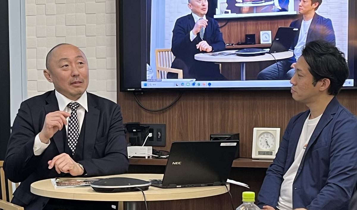 日本優良ビルダー普及協会　工務店経営者らの前で熱弁をふるう武田幸三氏、右は田島亮代表理事