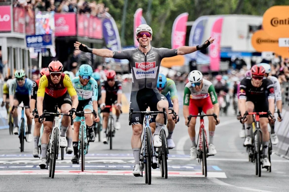 雨の大規模落車で一時中断 グローブスが混沌の集団スプリントを制す – ジロ・デ・イタリア2025第6ステージ | cyclowired 雨の大規模落車で一時中断 グローブスが混沌の集団スプリントを制す - ジロ・デ・イタリア2025第6ステージ | cyclowired