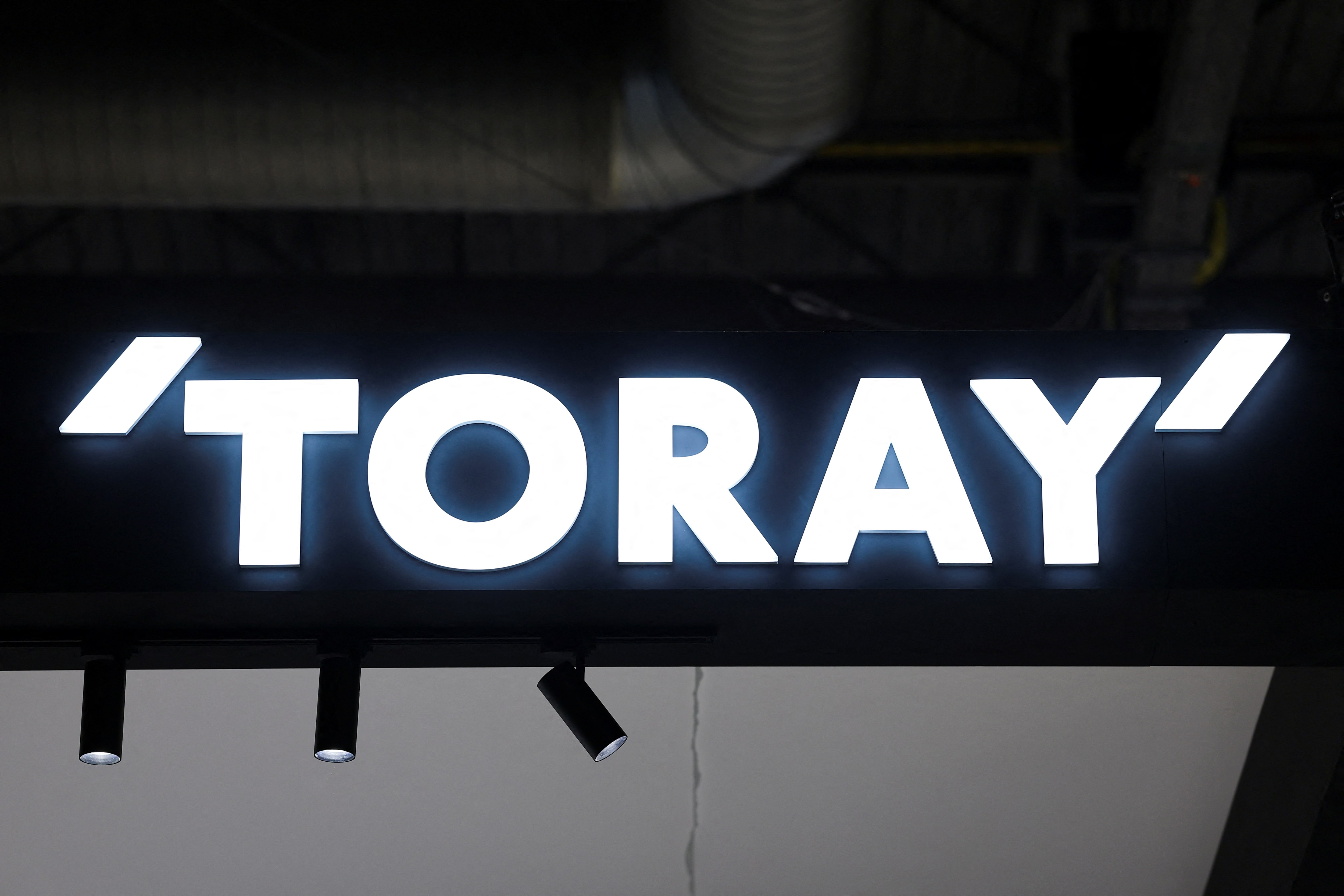 東レ、リチウム電池部材事業「縮小・撤退も」　ＥＶ市場低迷受け