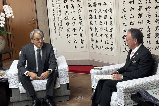 ペルーと沖縄「連携継続を」　山元大使がデニー知事訪問
