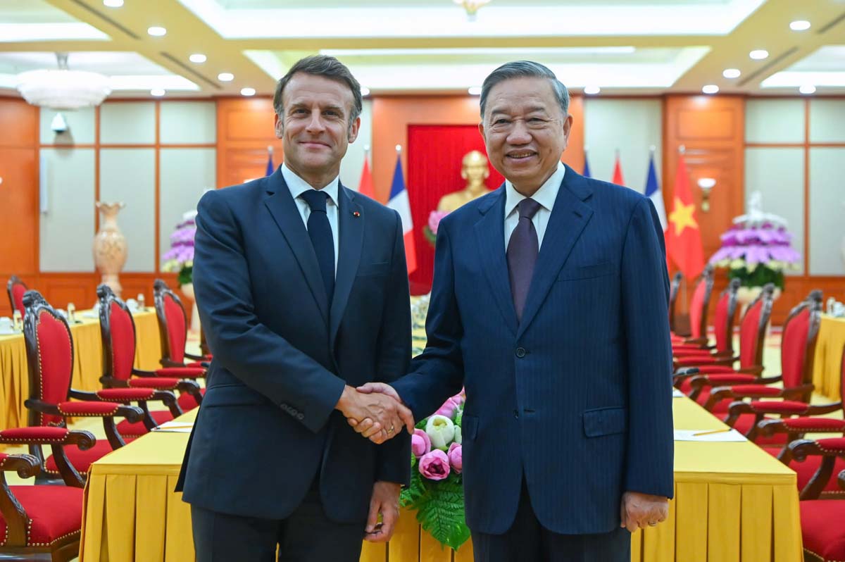 ト・ラム書記長は党中央委員会本部でフランス共和国のエマニュエル・マクロン大統領を出迎えた。写真：ハイ・グエン