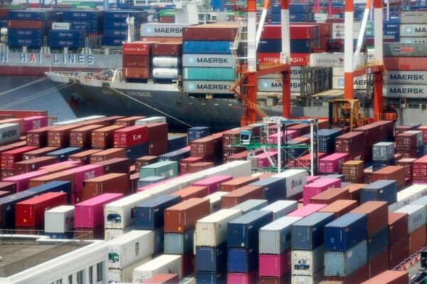 輸出で稼いできた日本だが、貿易黒字の中身は変質している（写真：AP/アフロ）