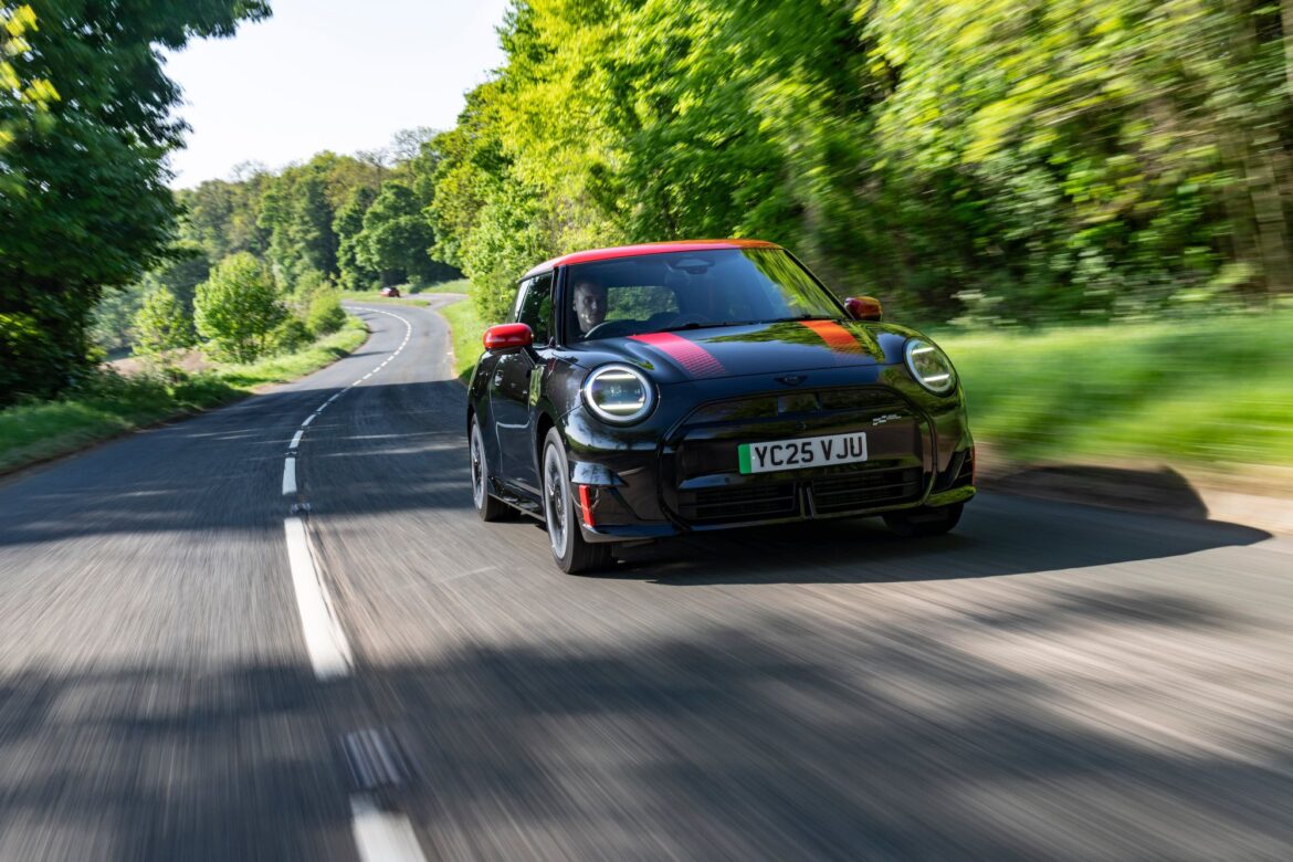 電動ミニにもJCW登場 最新ジョン・クーパー・ワークスにイギリスで試乗 いまどきの自動車問答（第56回） | JBpress autograph