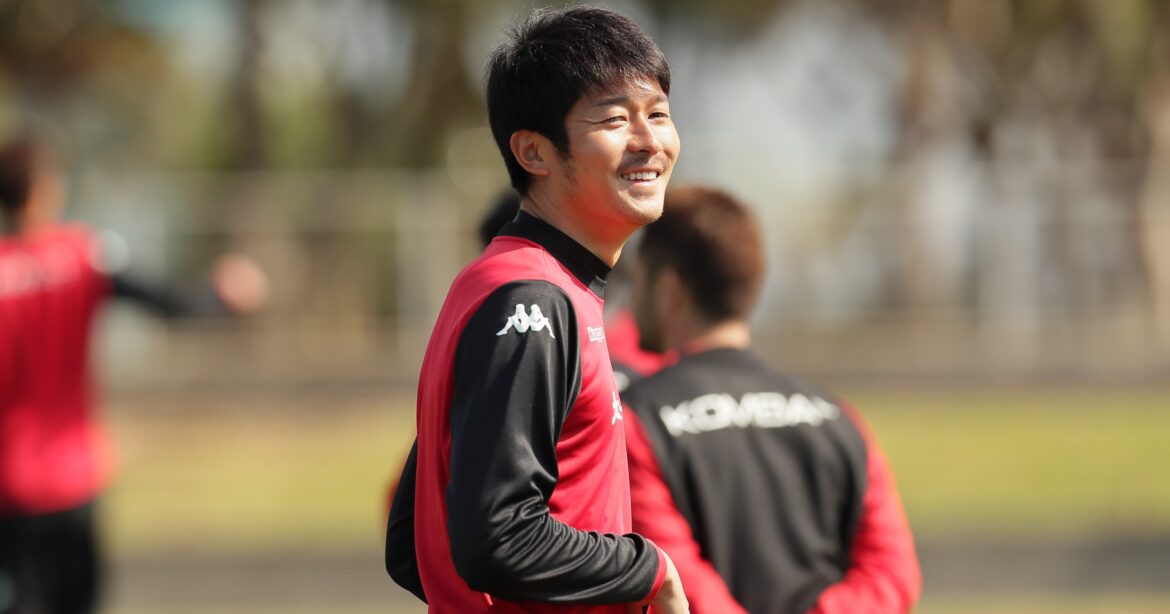 「一番下手くそだった僕に…」名門高校サッカー部キャプテンが“亡き恩師”に誓った夢「38歳で逝去したJリーガー横山知伸」が遺した言葉 - Jリーグ - Number Web