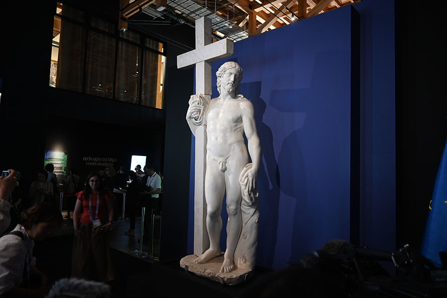 「イタリアパビリオン」でお披露目されたミケランジェロ作「キリストの復活」（18日／大阪・関西万博）
