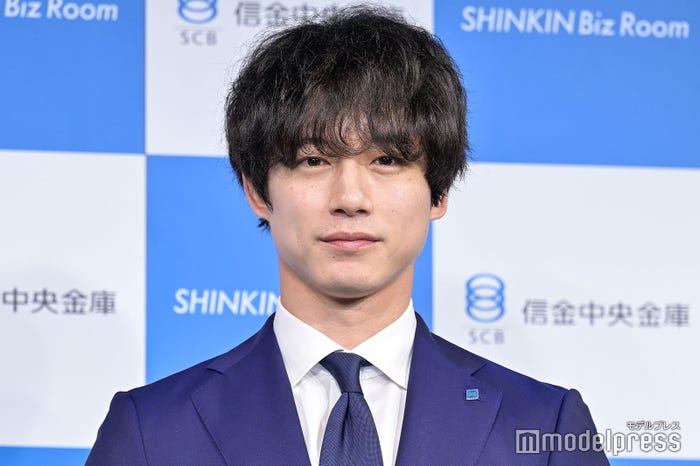 黒髪の坂口健太郎（C）モデルプレス