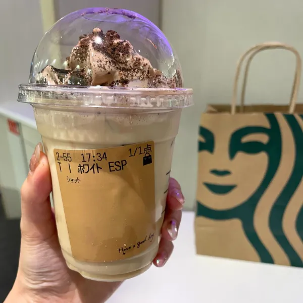 新千歳空港のスターバックス限定の「ホワイト チョコレート & エスプレッソ（アイス）」にエスプレッソショット追加をしたカスタマイズドリンク