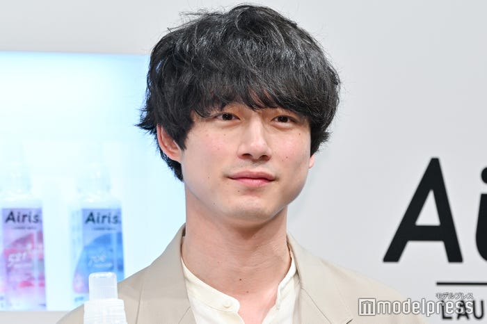 黒髪の坂口健太郎（C）モデルプレス