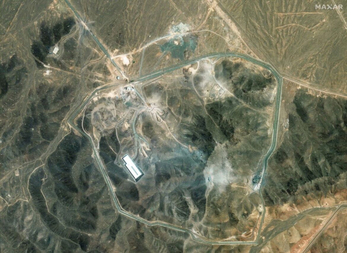 空爆受けたフォルドゥ核施設で新たな活動か、衛星画像が捉える　イラン - CNN.co.jp
