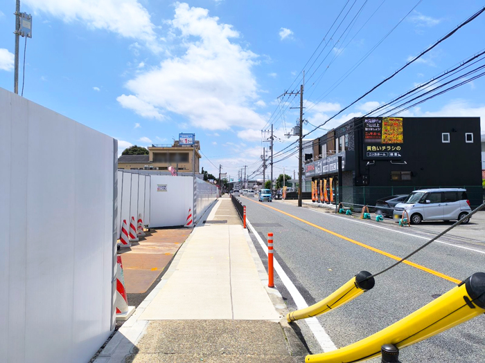 府道７号線沿いにオープン予定のスーパーマーケットの店舗前の画像
