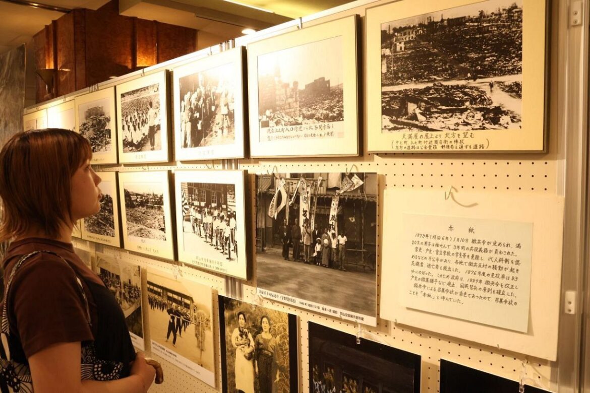 焼け野原となった岡山市街地のパネルなどが並ぶ会場