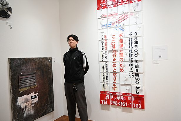 弾痕、基地フェンス･･･　沖縄戦で逃げ惑った道の「壁」記録　画家・秋山さん、那覇で個展