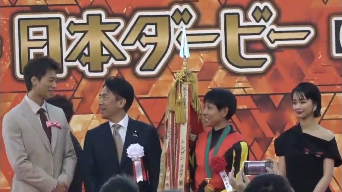【小泉進次郎氏もプレゼンターの日本ダービー表彰式他】※同じくこちらもプレゼンターの竹内涼真氏&見上愛氏　優勝馬クロワデュノール号（北村友一騎手）2025年6月1日（日）東京競馬場