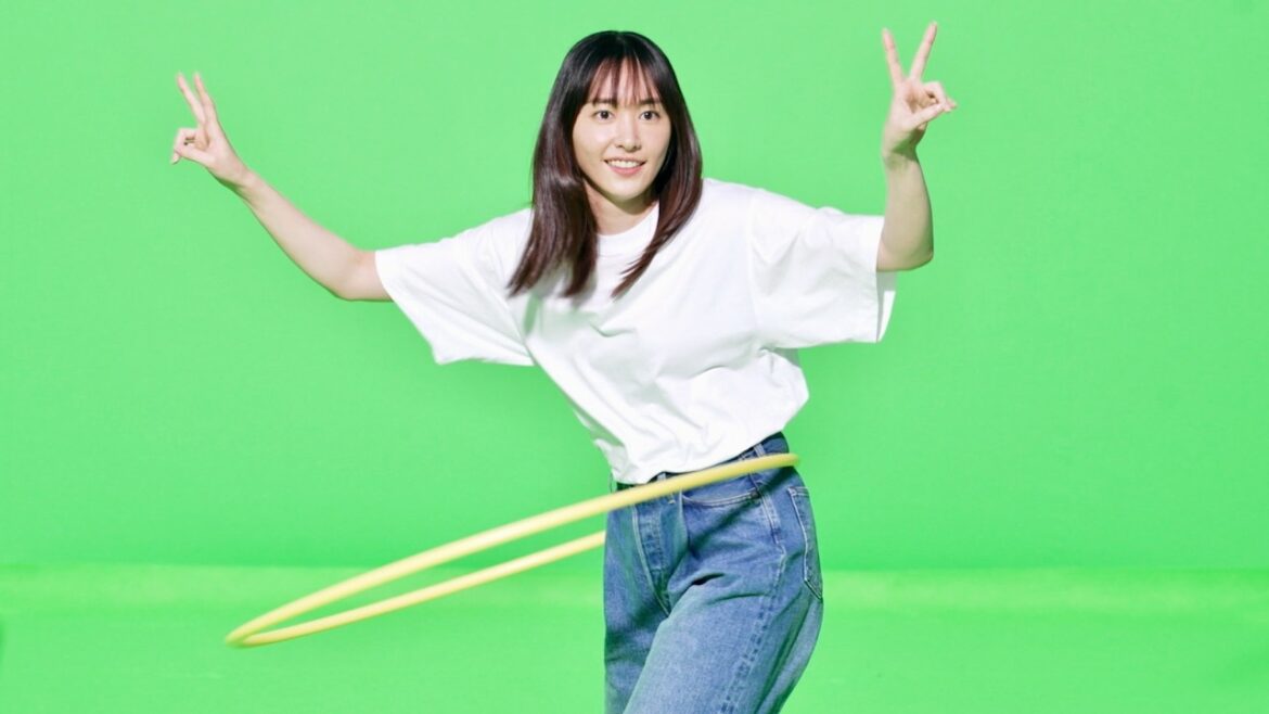 新垣結衣、フラフープ超上手い！ダブルピースしながら余裕の表情／アサヒ 十六茶 CMメイキング