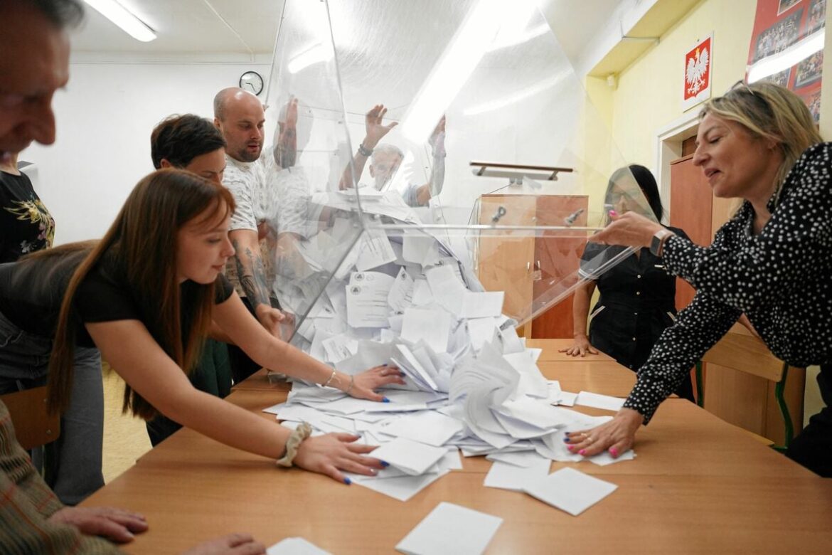 大統領選が実施されたポーランド、投開票の様子（写真：ロイター/アフロ）
