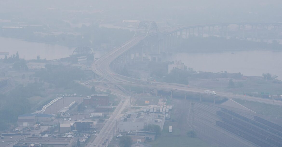 カナダ山火事の噴煙が米中西部に広がる、大気汚染による健康被害懸念 | ロイター