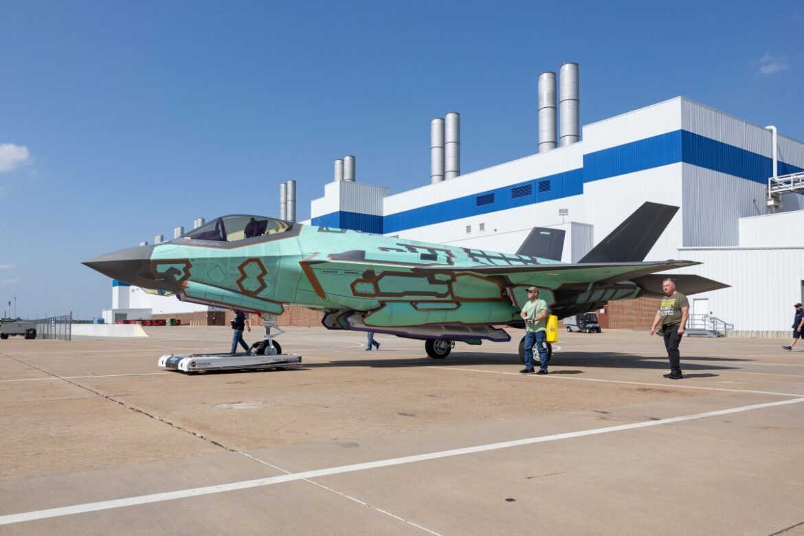 ニュース画像 1枚目：製造中のF-35A「FL009」