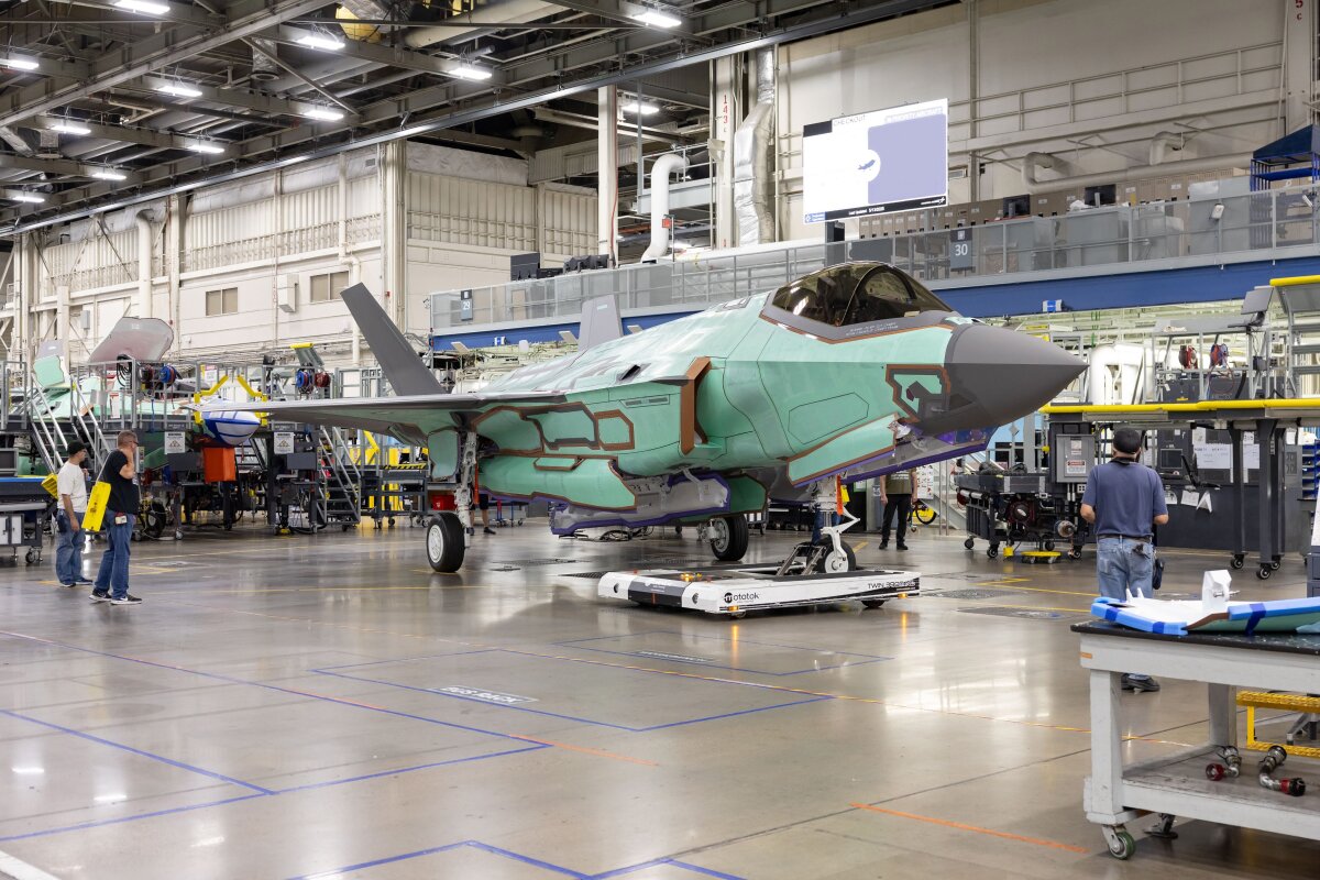 ニュース画像 1枚目：製造中のF-35A「FL009」、工場内での様子