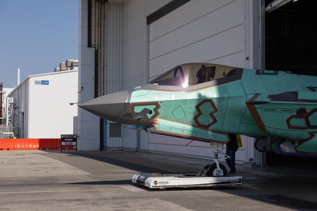ニュース画像 2枚目：製造中のF-35A「FL009」、屋外へ搬出の様子