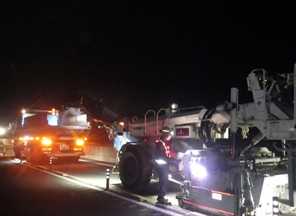 舗装補修工事　作業状況の写真1