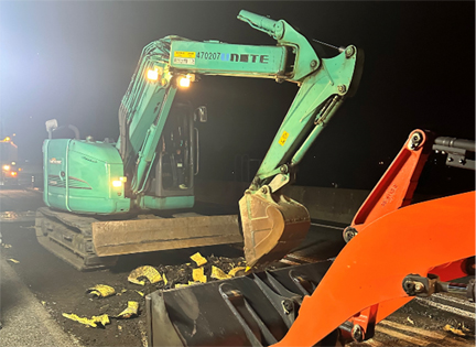 舗装補修工事　作業状況の写真2