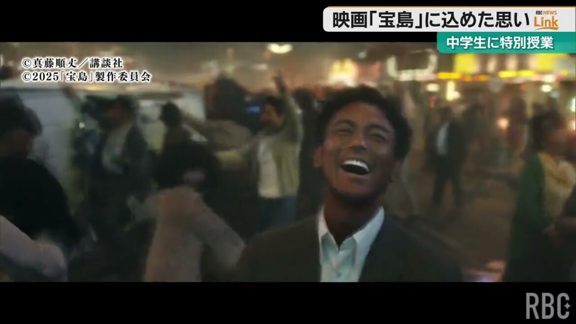 俳優の妻夫木聡さんと広瀬すずさんが中学校を訪問 映画「宝島」通して沖縄の歩み見つめる