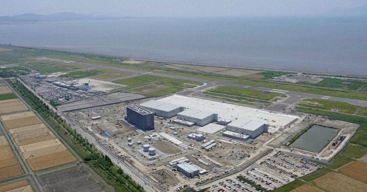 オスプレイ：佐賀配備計画 駐屯地開設まで1カ月 建ち並ぶ格納庫や隊庁舎 事故多発も関心広がらず ／佐賀 - 毎日新聞