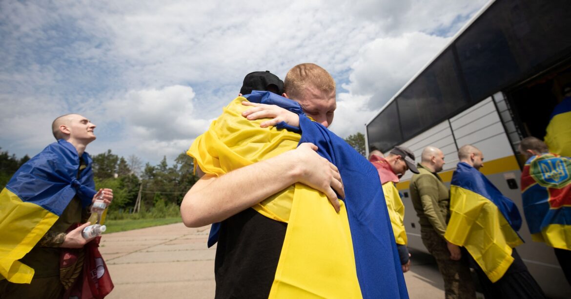 ロシアとウクライナ、捕虜交換実施 戦争開始以来で最大規模 | ロイター ロシアとウクライナ、捕虜交換実施 戦争開始以来で最大規模 | ロイター