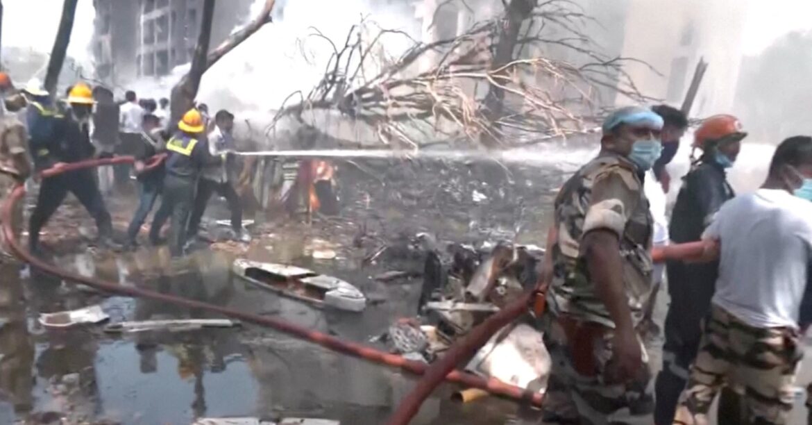 インド西部で旅客機墜落、240人超死亡 過去10年で最悪の事故に | ロイター インド西部で旅客機墜落、240人超死亡 過去10年で最悪の事故に | ロイター