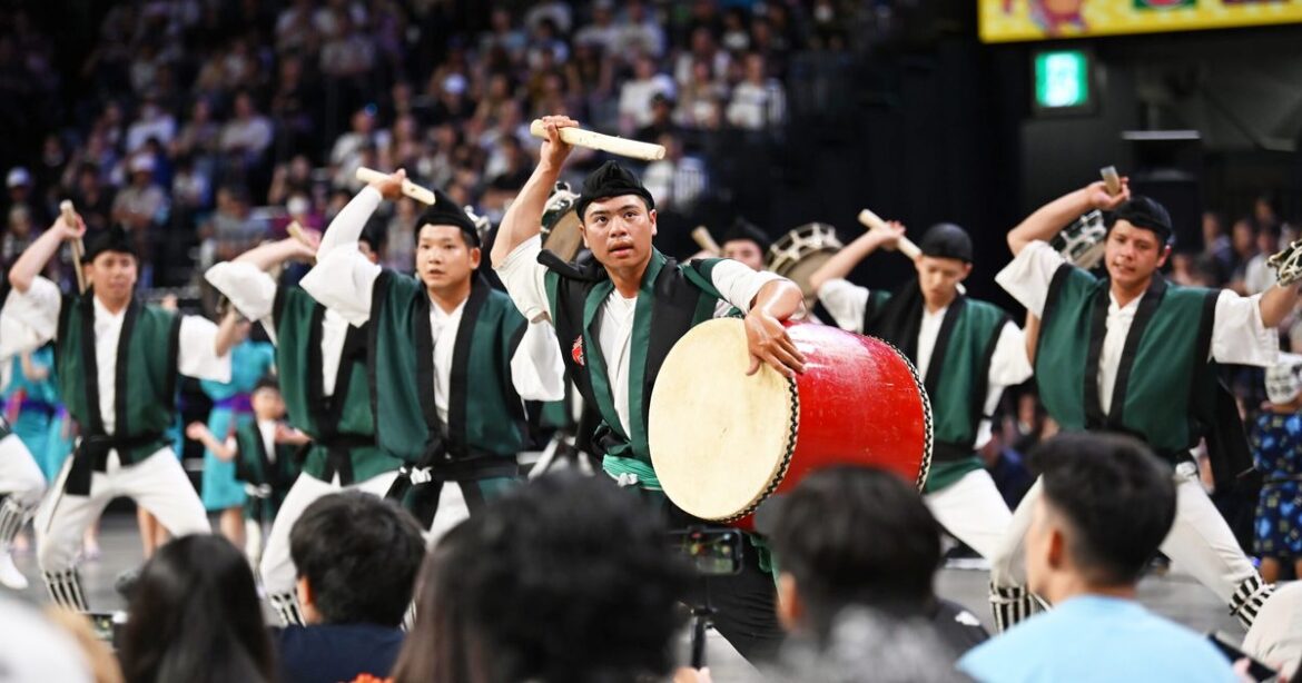 力強い演舞、会場にぎわう　「エイサーナイト2025」　沖縄市で開幕 - 琉球新報デジタル