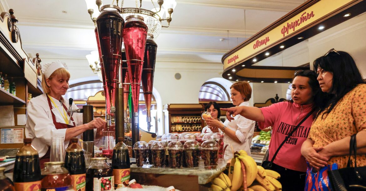 ロシアは景気後退の瀬戸際、経済相が警告　中銀は過熱脱却と分析 | ロイター