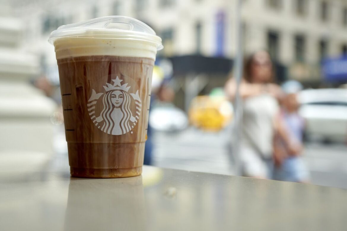 スターバックス、シロップなどの追加料金を統一－米国とカナダで - Bloomberg