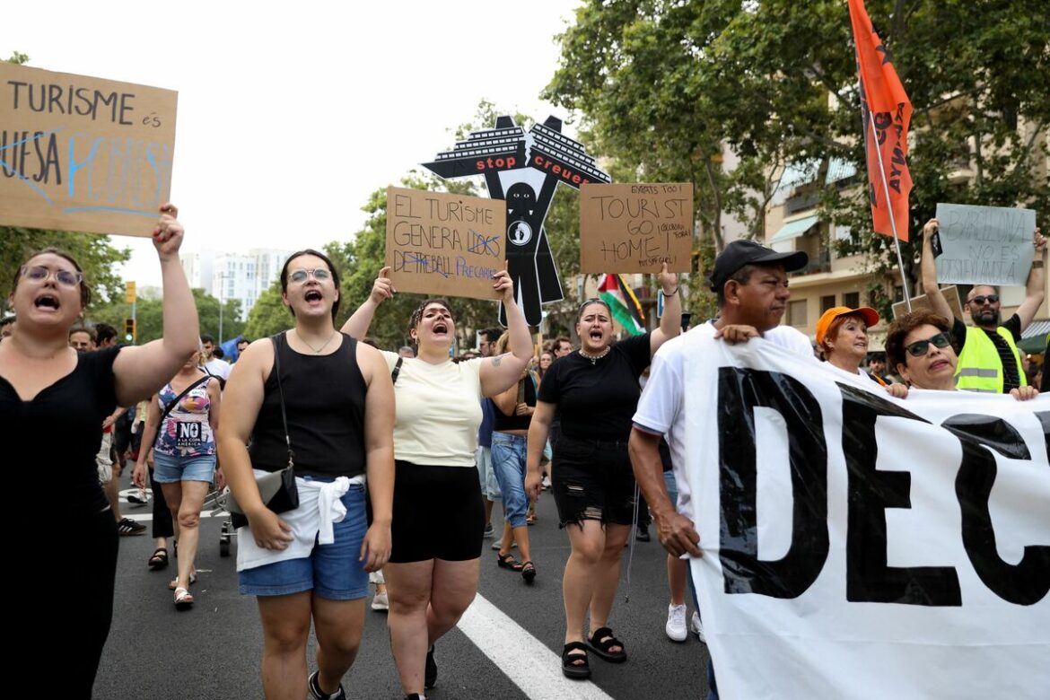 【欧州オーバーツーリズム戦争】スペインで再び大規模デモ、水鉄砲で観光客襲撃！ギリシャではぼったくり横行 持続可能な観光へ、デンマークで始まった「コペンペイ」とは？(1/5) | JBpress (ジェイビープレス)