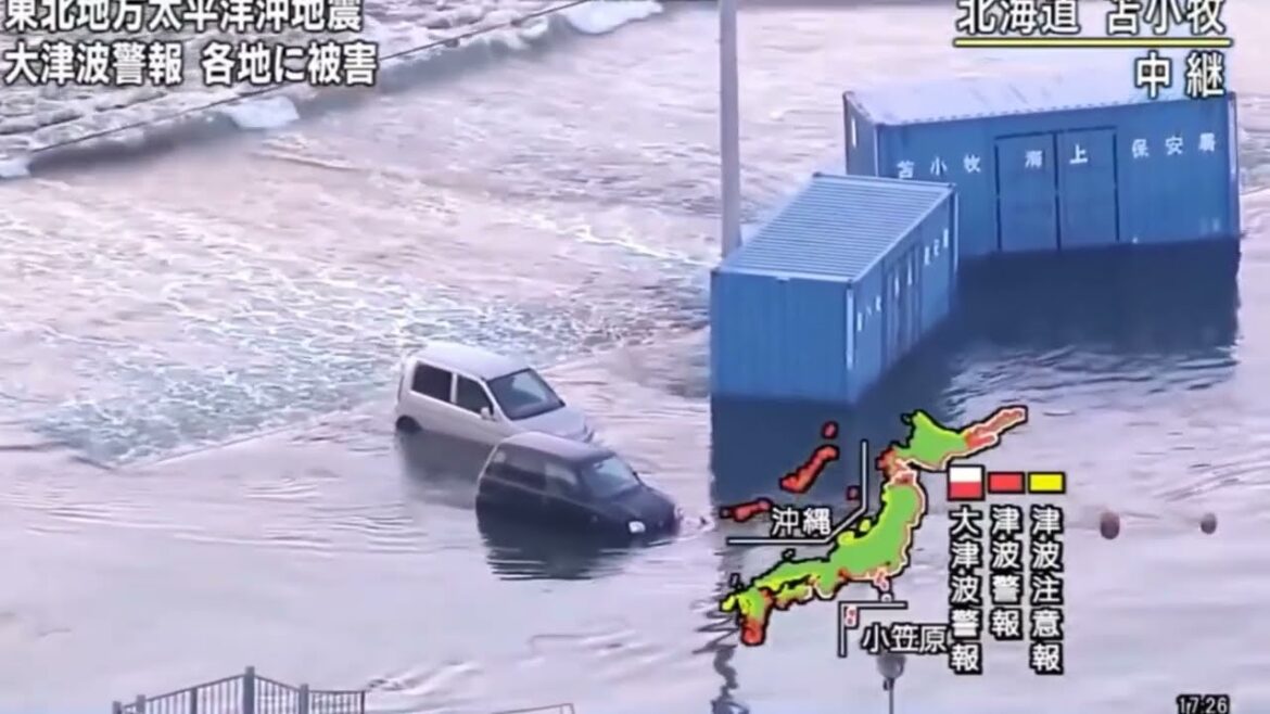 津波から逃げ惑う飲み込まれた人々！東日本大震災地震ライブ。地震発生の瞬間！震度7激震ライブ！緊急地震速報。3.11　中継　生放送　JAPAN Tsunami earthquake LIVE!