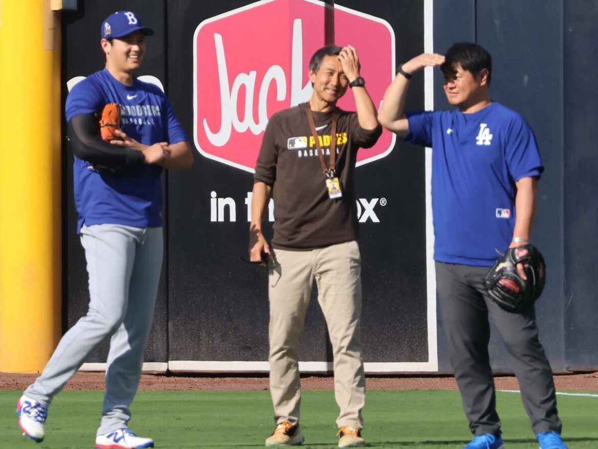 談笑する（左から）ドジャース・大谷翔平投手、パドレス堀江氏、ドジャース園田通訳（カメラ・安藤　宏太）